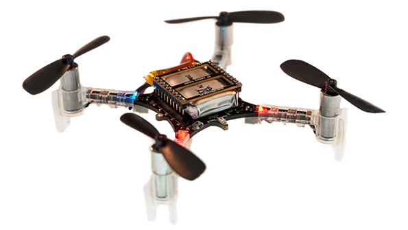 1.crazyfly重量仅为19克，拥有72mhz Cortex-M3处理器。在无线芯片上发现了另一个皮质核心。(图片由bitfever提供)。