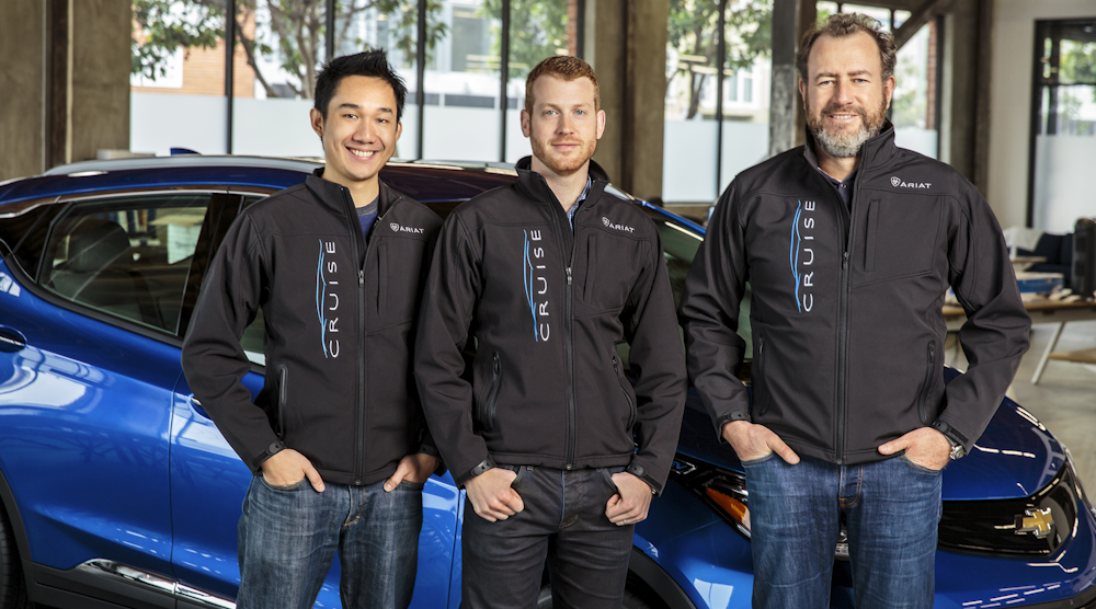 From right to left, GM President Dan Ammann stands with Cruise Automation founder Kyle Vogt and chief operations officer Daniel Kan. GM agreed to buy Cruise as part of its efforts to develop self-driving cars. (Image courtesy of GM). 从右到左,通用汽车总裁丹尼曼代表邮轮自动化创始人凯尔·斯瓦尔特和首席行动官员丹尼尔·坎。转基金同意购买巡航作为其开发自动驾驶汽车的一部分。(由GM的图片提供)。