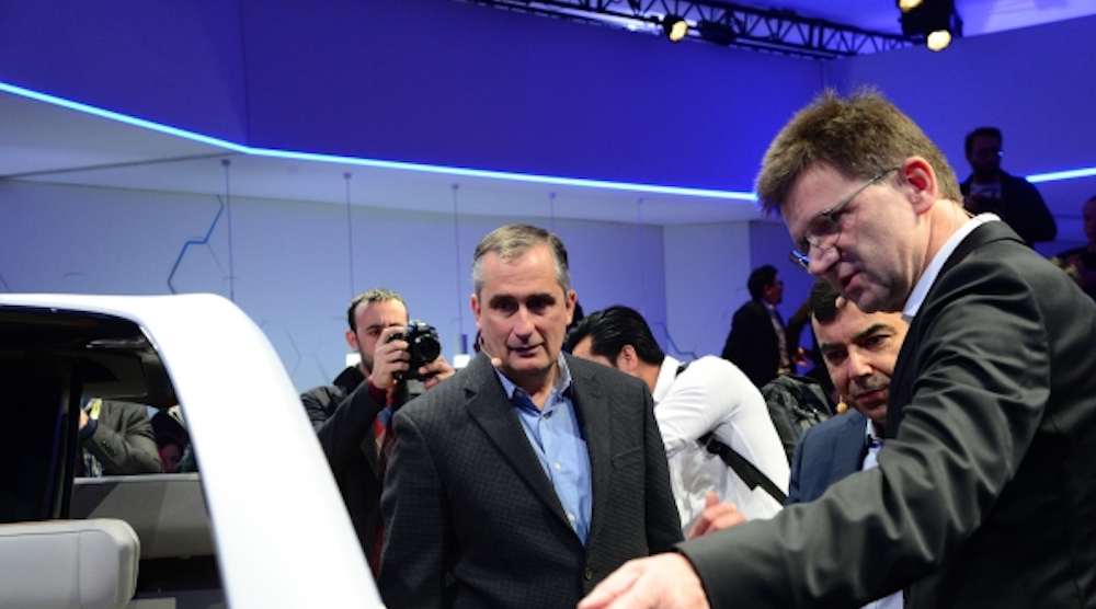 From left, Intel's chief executive Brian Krzanich, Mobileye's chief executive Zi Aviram, and Mobileye's chief technology officer Amnon Shashua, at the Consumer Electronics Show in January. (Image courtesy of Intel). 从左至右,是英特尔首席执行官布莱恩·科再奇、移动眼首席执行官齐·艾维瑞姆和移动眼首席技术官阿姆农·沙舒亚,摄于一月的消费电子展上。(图片由英特尔提供)。