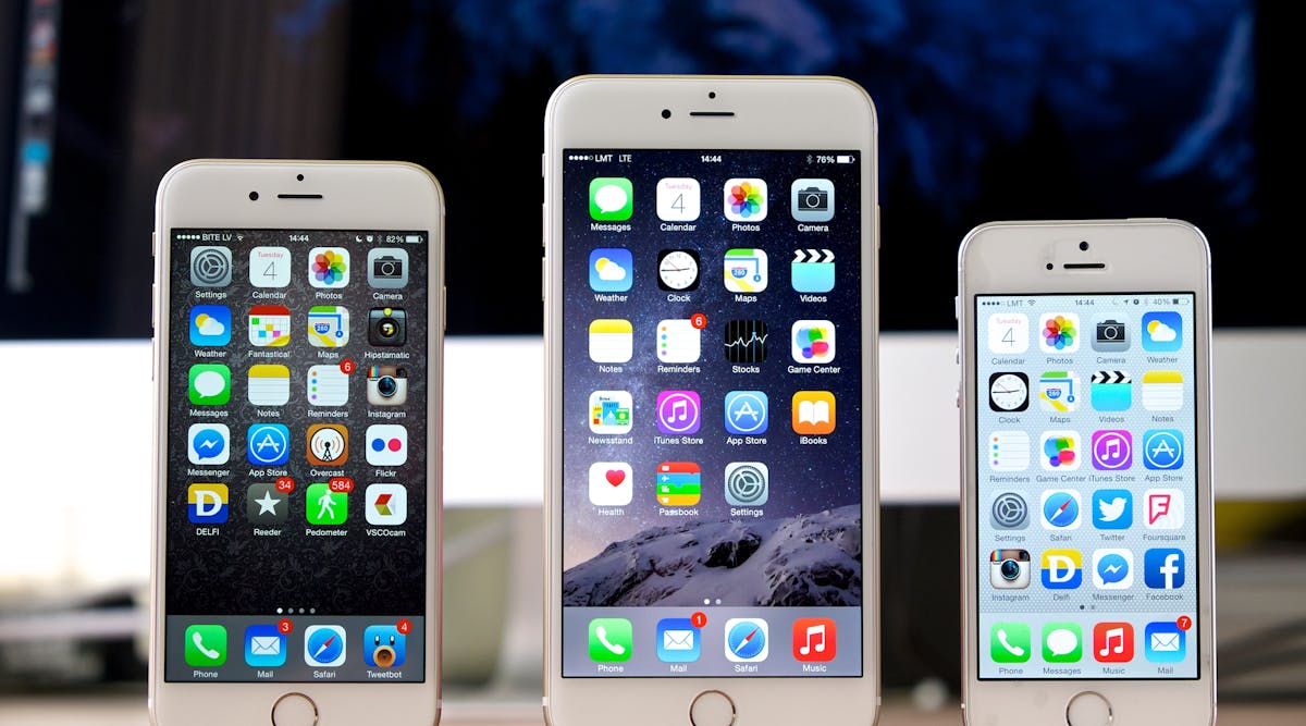 Apple&apos;s iPhone 6 and iPhone 6 Plus have displays measuring 4.7 and 5.5 inches, respectively. They are significantly larger than the earlier generation iPhone 5S. (Image courtesy of K&amacr;rlis Dambr&amacr;ns, Flickr).