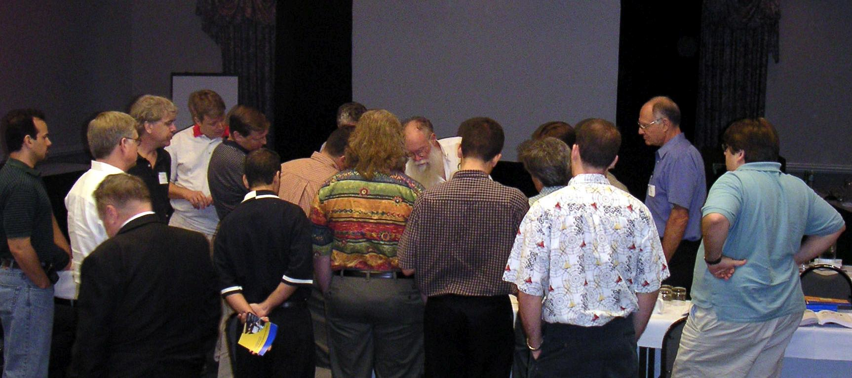 鲍勃·皮斯在2003年的模拟研讨会上主持法庭。