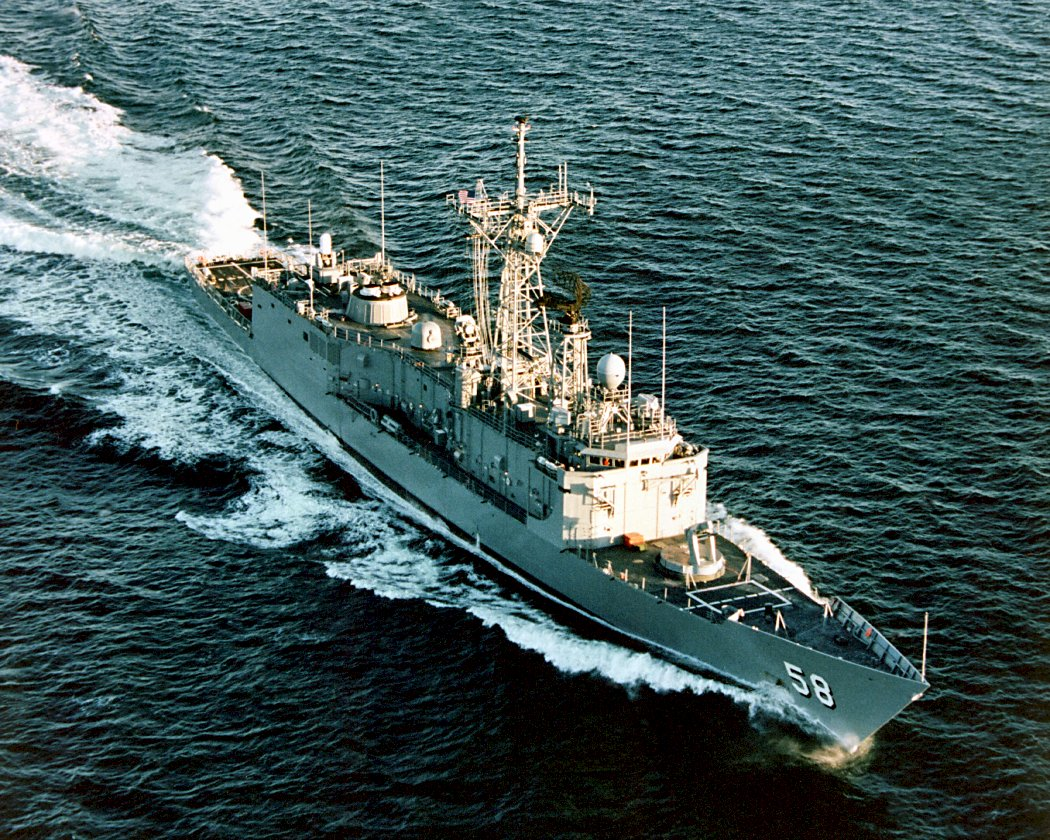 塞缪尔B. Roberts在委托之前在海上试验期间升高的右舷弓视图