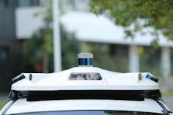 4. DeepRoute-Sense is a slim vehicle roof box equipped with eight vehicle cameras, three LiDARs, GNSS, and other sensors, along with corresponding telecommunication and data-synchronization controllers. 4. DeepRoute-Sense is a slim vehicle roof box equipped with eight vehicle cameras, three LiDARs, GNSS, and other sensors, along with corresponding telecommunication and data-synchronization controllers.