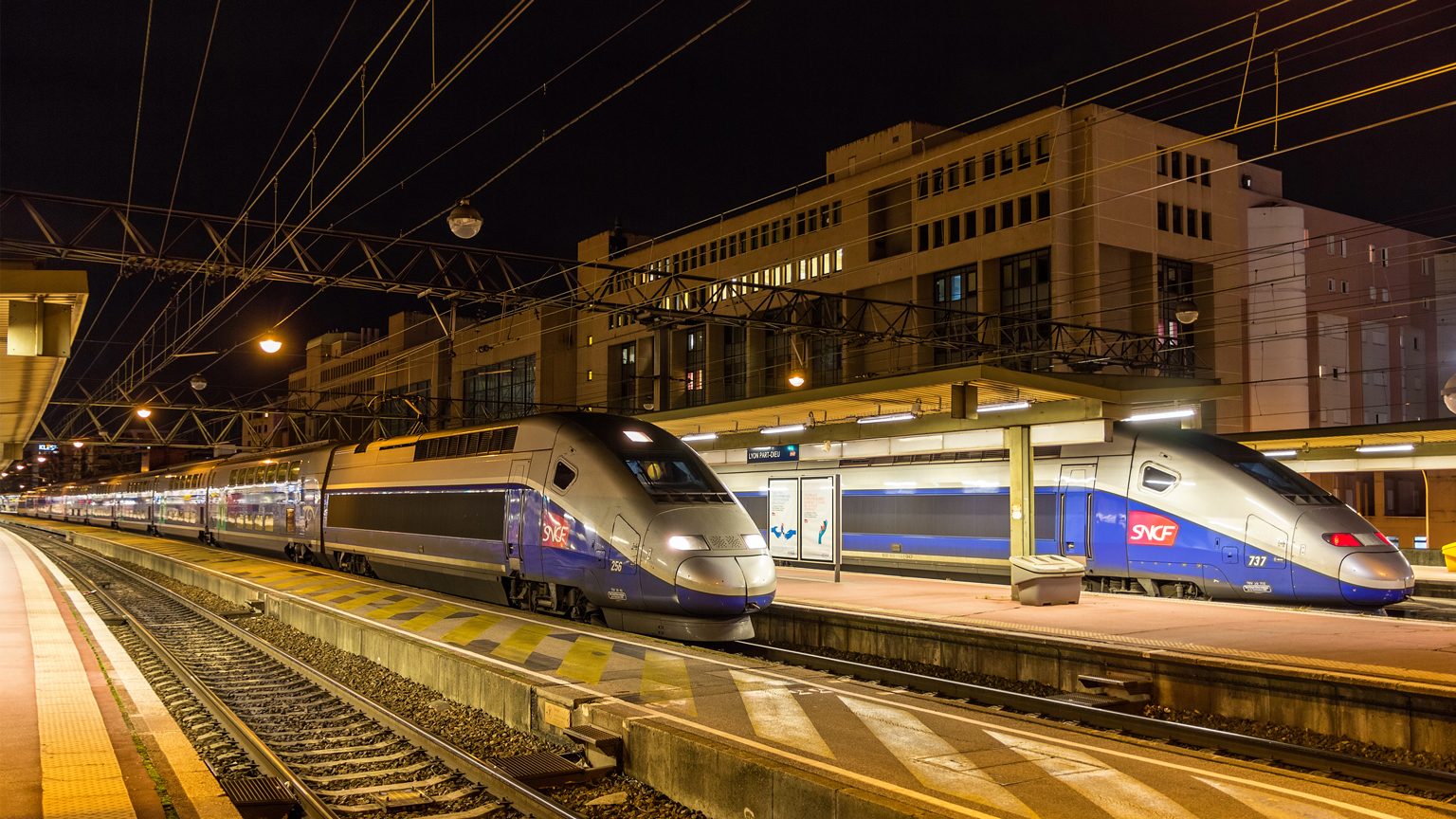 Trains Leonid Andronov Dreamstime L 51778010 61795c3c2b407