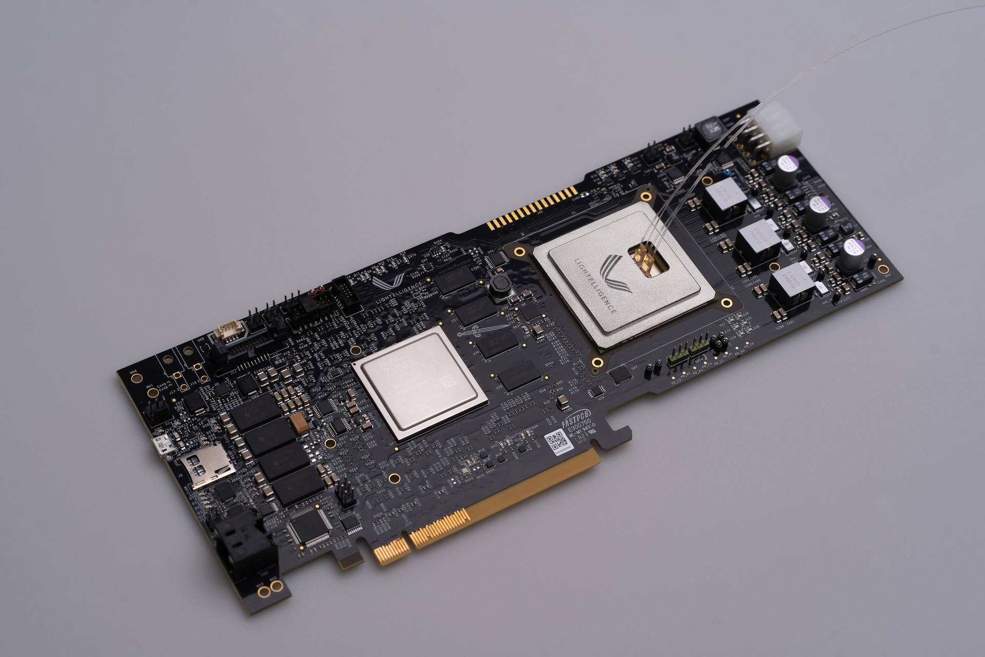 1. Lightelligence&rsquo;s Hummingbird oNOC platform improves computing performances by enabling innovative interconnect topologies via silicon photonics. Its waveguides propagate signals at the speed of light and utilize an all-to-all data broadcast network to each core on a 64-core domain-specific AI processor chip.