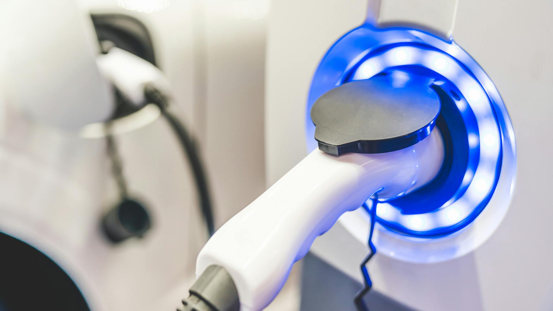 evcharging_dreamstime_l_114496245