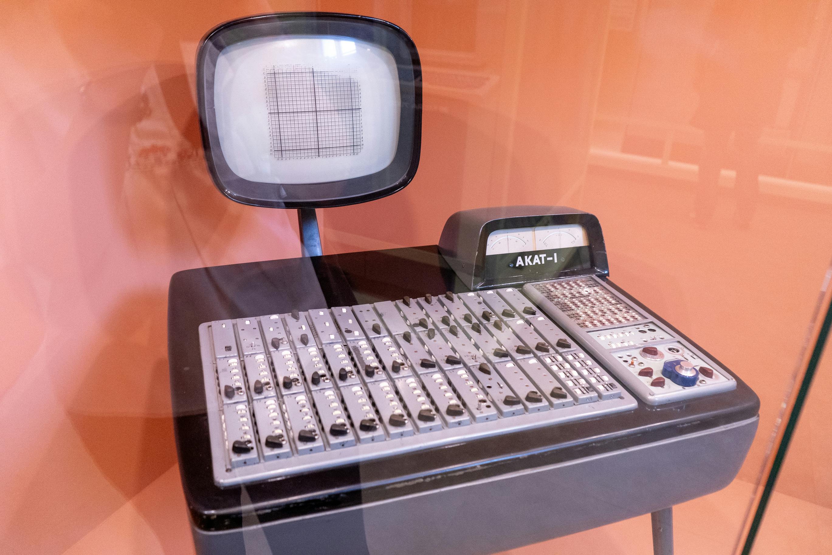 1. The first transistorized Analog Computer: Jacek Karpinski's AKAT-1.