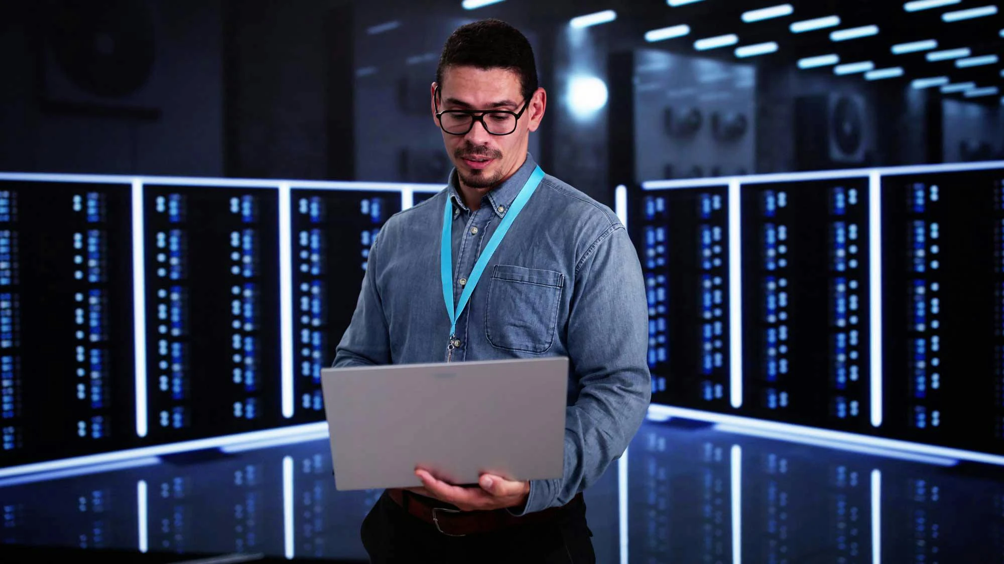 67ab82b7c80cdc119e6268c3 Datacenter Dreamstime Andreypopov 336978022