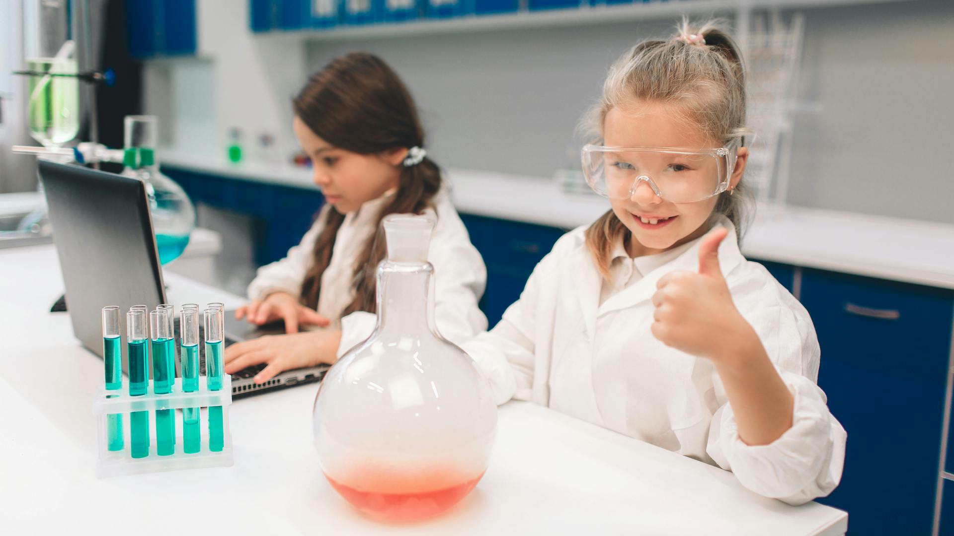 67b369171d3998ffaefaa7dc Girlsday Dreamstime L 108323877