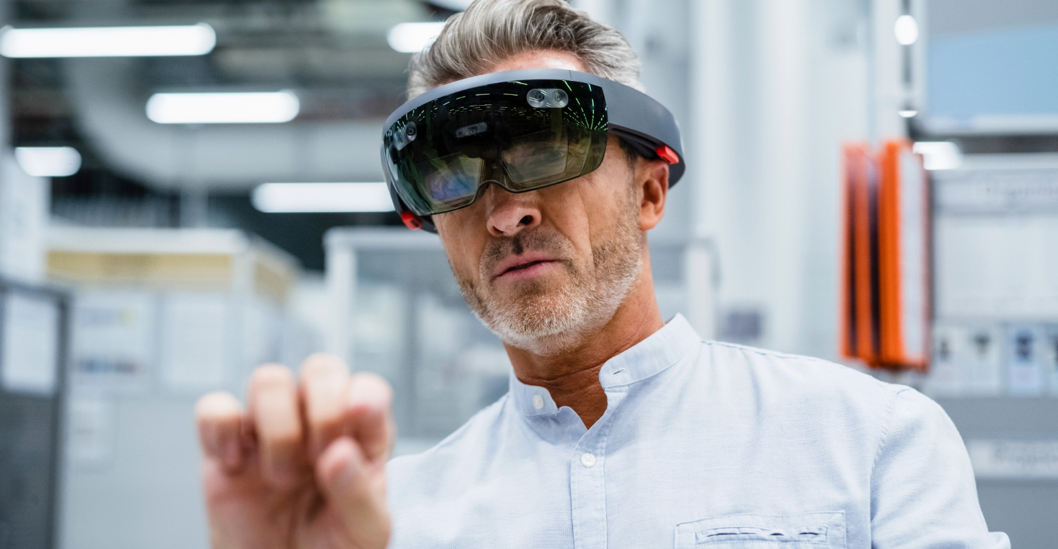 man_with_vrglasses_1