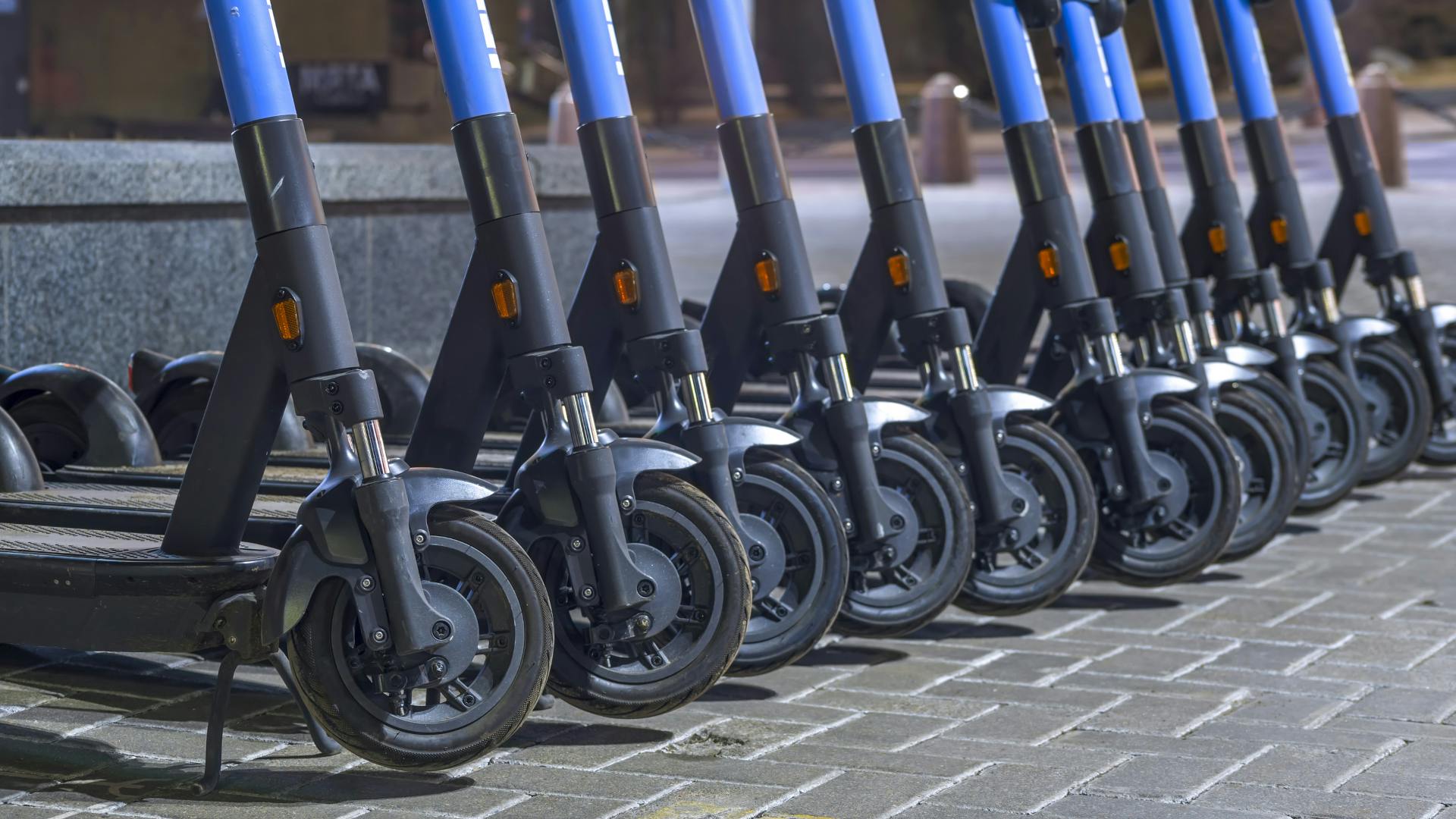 escooter_dreamstime_l_244123916