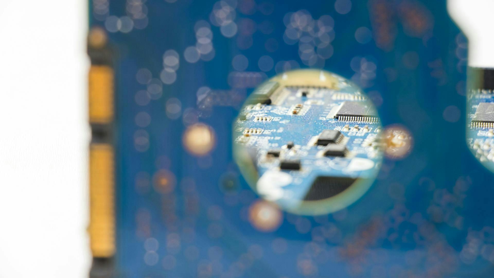 microchip_dreamstime_l_244717796