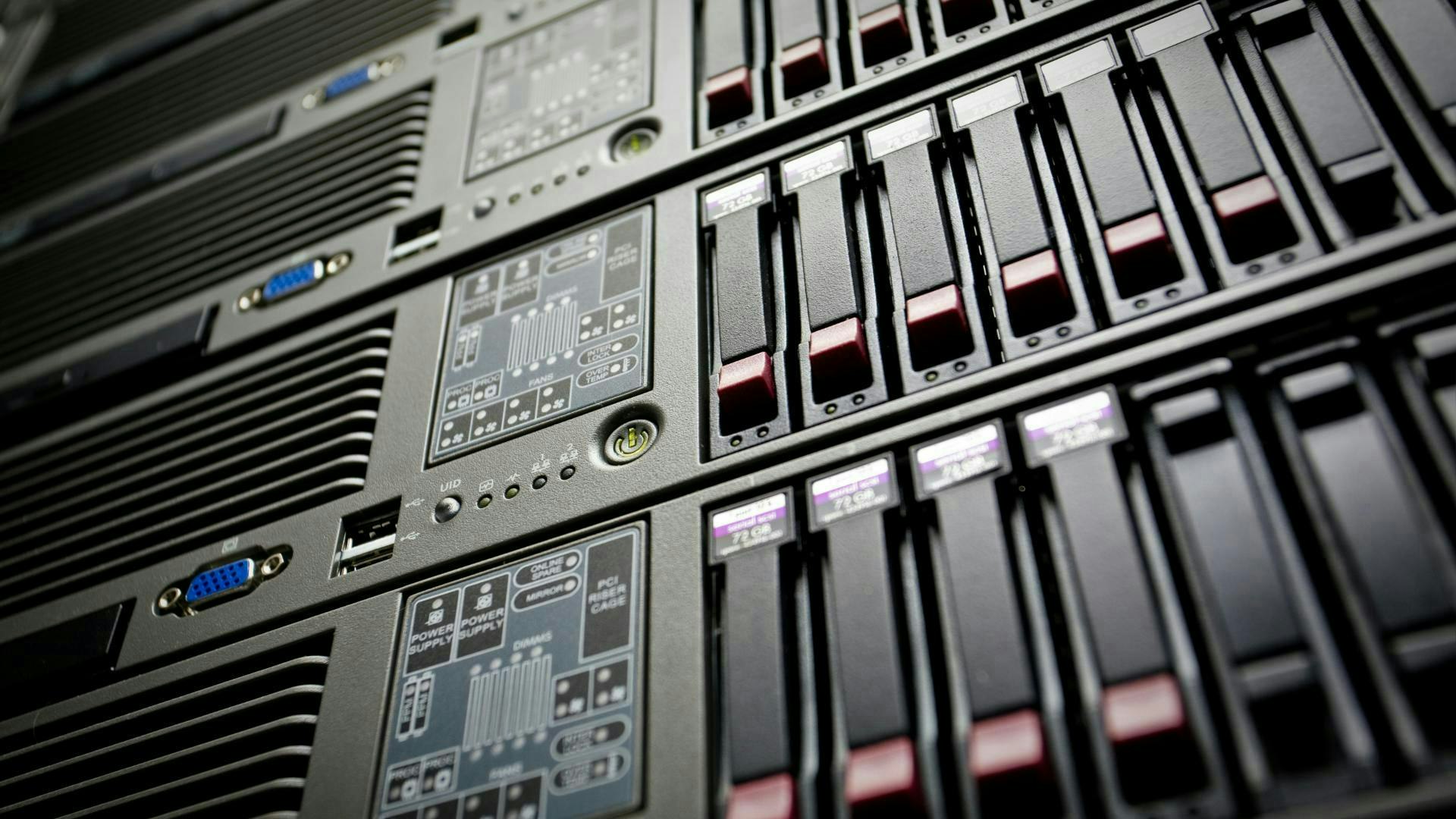 698cd179e96b85dcdf89c65c Servers Dreamstime L 7099360