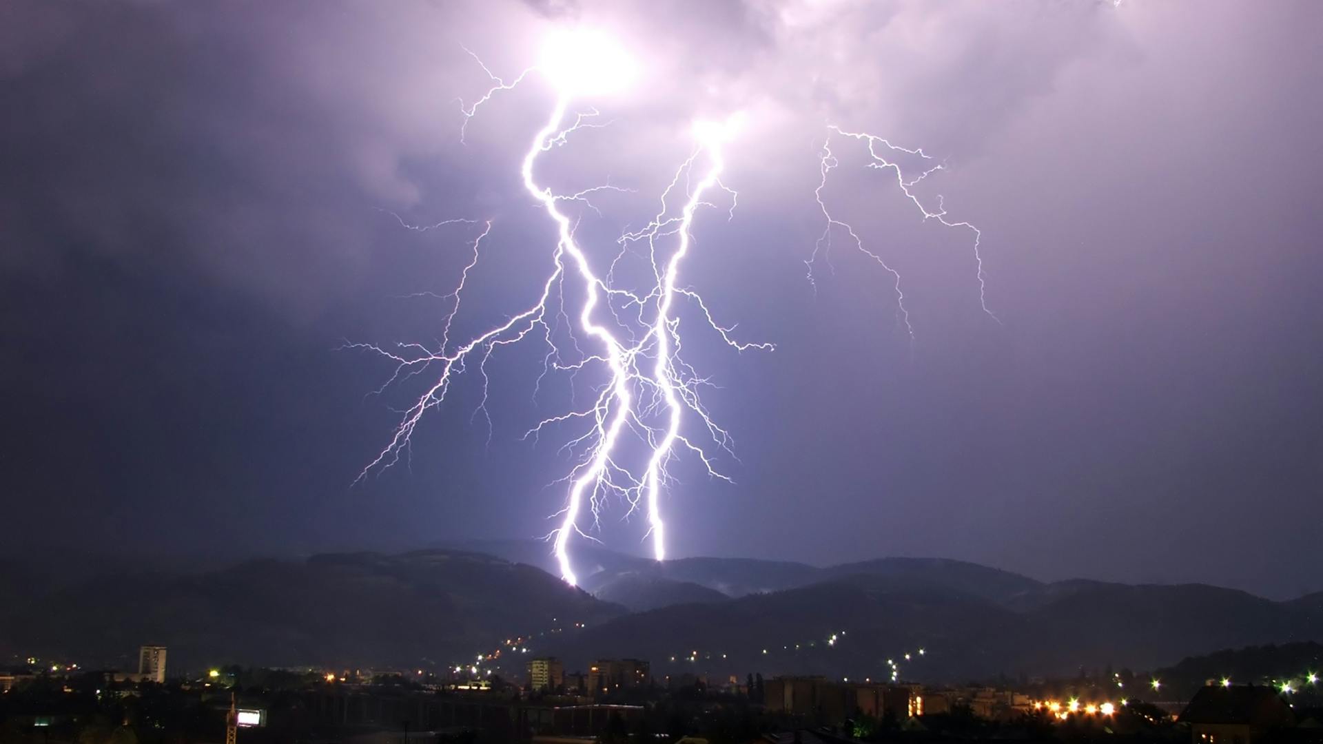 69949dbc9f05a1fdcdbeb46c Lightning Dreamstime L 1090238