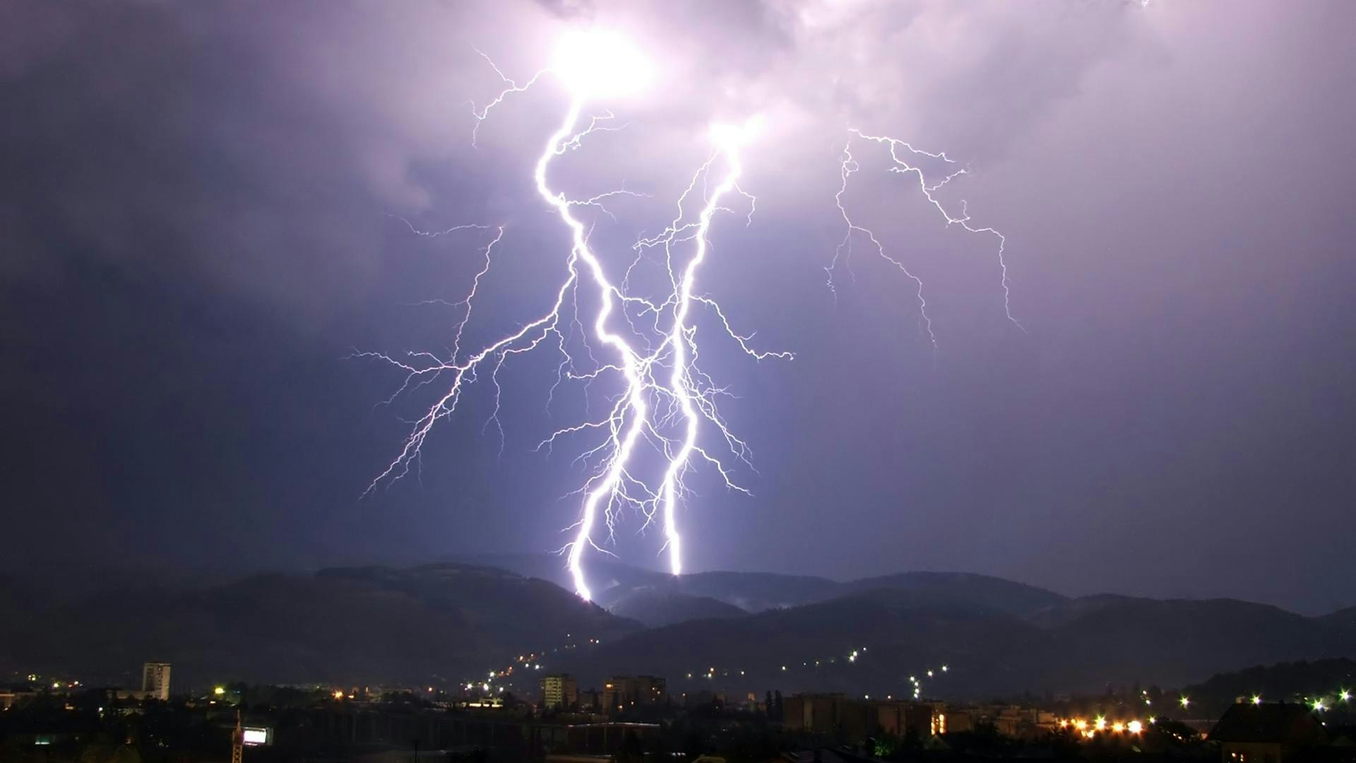 69949dbc9f05a1fdcdbeb46c Lightning Dreamstime L 1090238