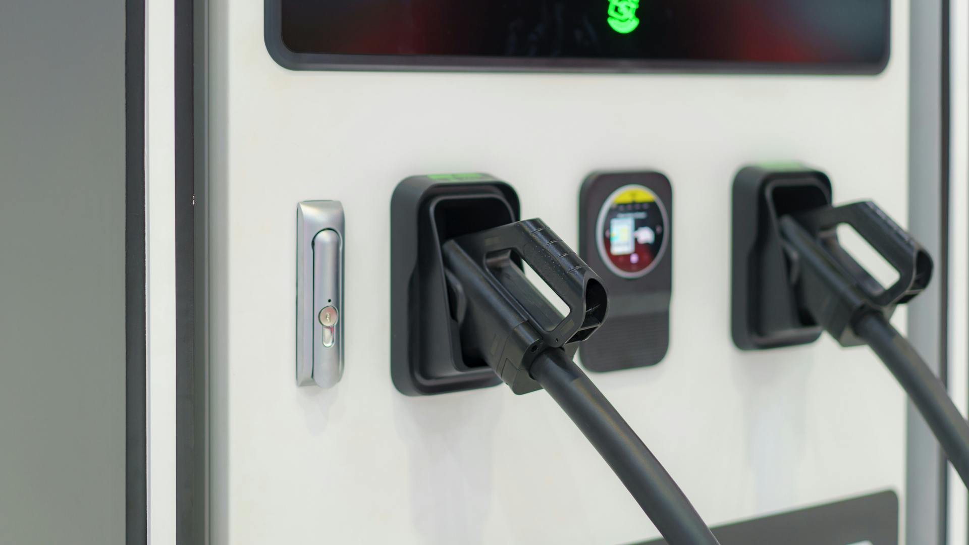 evcharger_dreamstime_l_302595833