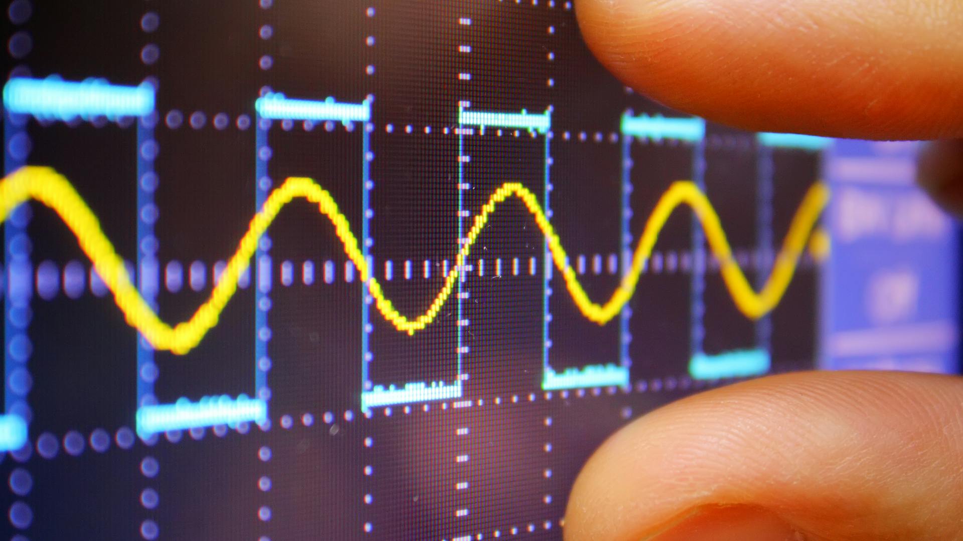 oscilloscope_dreamstime_l_79011144