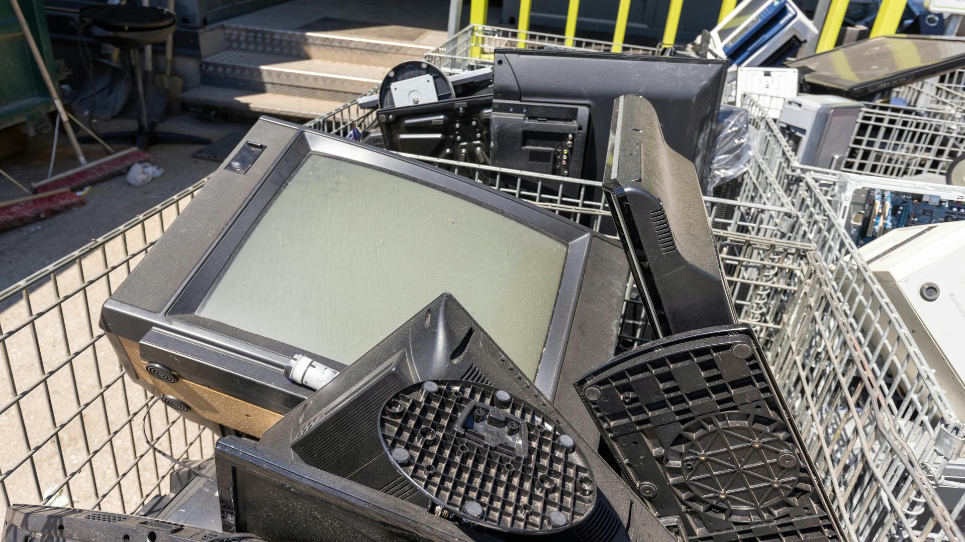 ewaste_dreamstime_290353219