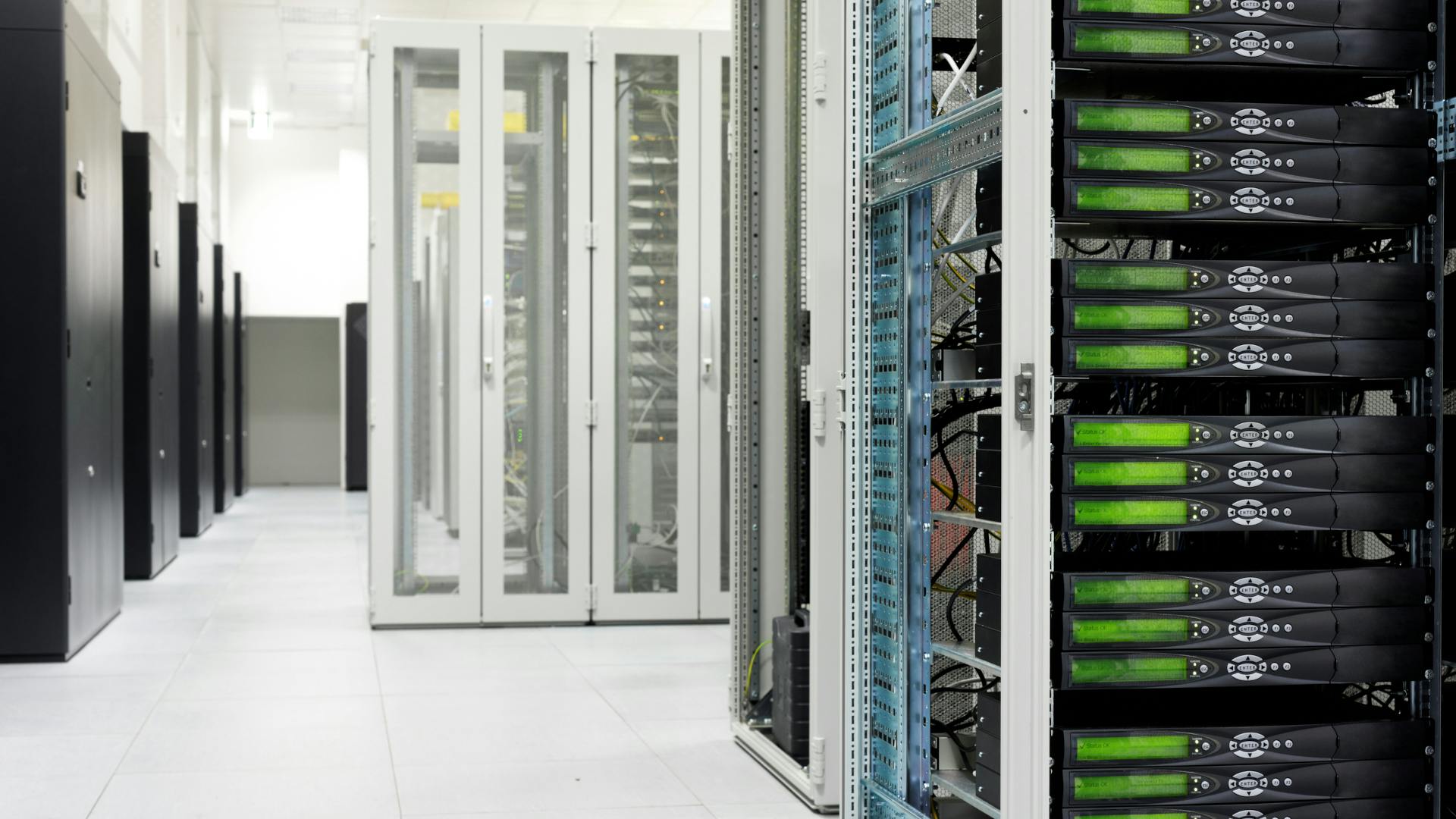 datacenter_dreamstime_33993098