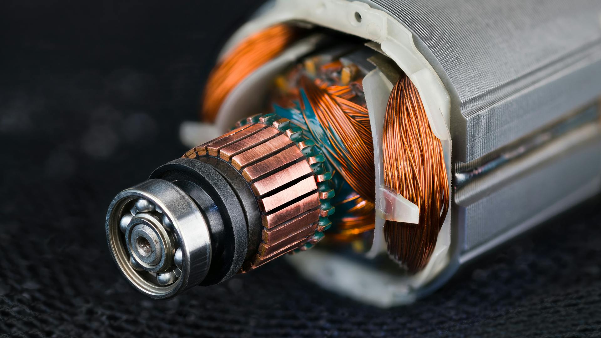 dcmotor_dreamstime_237984984