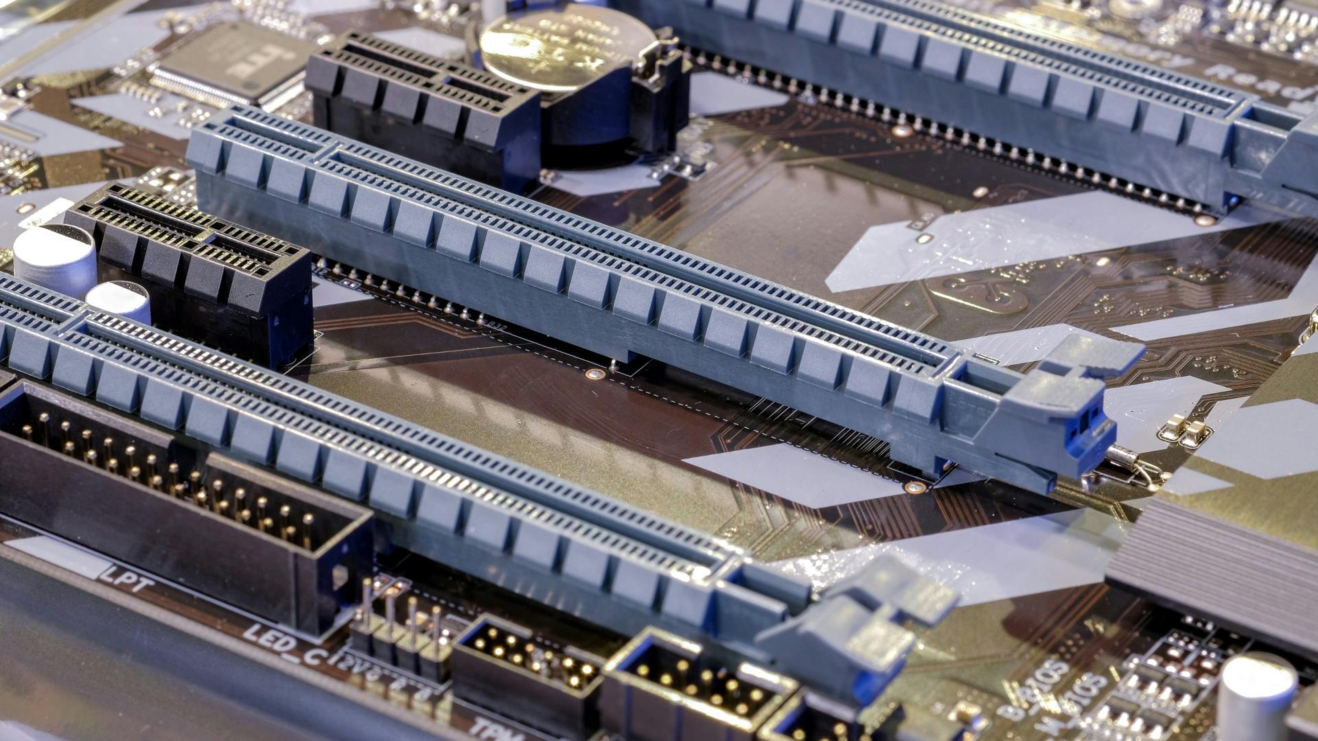 pcie_dreamstime_140363531