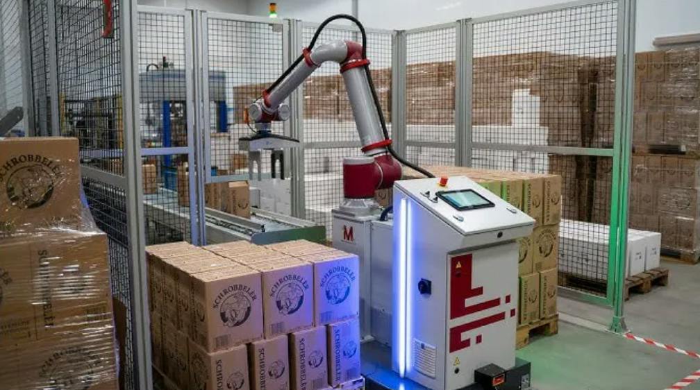Figure 1: The OnRobot MoveComponents palletizer&rsquo;s compact design and small footprint fit easily into existing work cells. (Source: OnRobot)